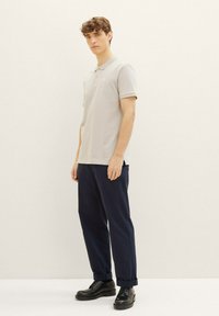 TOM TAILOR DENIM MIT LOGO - Pólóing - light dove grey