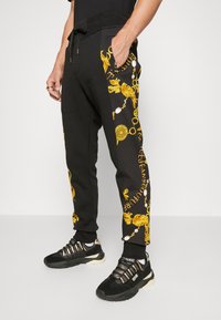 Versace Jeans Couture CHAIN - Trainingsbroek - black/gold