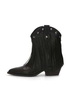 Botas de vaquero de cuero negro con flecos a lo largo de los lados, tachuelas plateadas en la parte superior, punta afilada y un tacón bajo cuadrado.