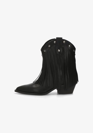 Botas de vaquero de cuero negro con flecos a lo largo de los lados, tachuelas plateadas en la parte superior, punta afilada y un tacón bajo cuadrado.