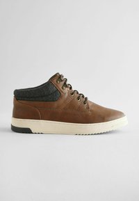 Brązowe skórzane sneakersy za kostkę z szarym plecionym kołnierzem, okrągłym czubkiem, sześcioma oczkami i teksturowaną powierzchnią na off-white podeszwie.