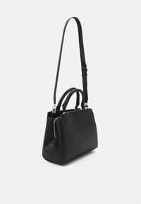 Sac à main structuré noir avec deux poignées supérieures et une bandoulière réglable. Présente une finition texturée et des accents en métal doré.