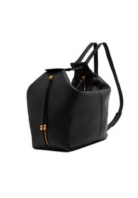 Zaino in pelle nera con forma strutturata, dotato di due scomparti con zip e dettagli in hardware dorato. Include spallacci regolabili.