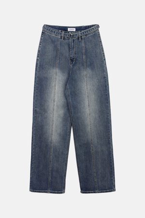 Jean denim bleu à jambes larges avec un lavage délavé, présentant des coutures verticales, une taille haute et une fermeture classique par bouton.