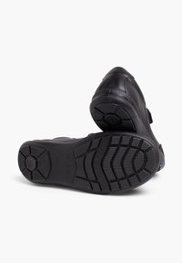 Pantofi negri cu o talpă din cauciuc texturat, având un superior din piele netedă și închidere cu curea Velcro pentru o îmbrăcare ușoară.
