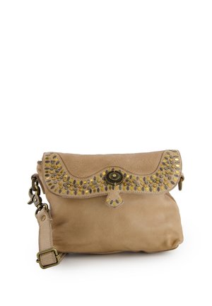 Tan læder crossbody taske med klaplukning, dekoreret med guld- og sølvnitter samt en central rund spænde detalje.
