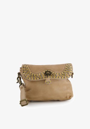 Hnědá kožená crossbody taška s klopou, zdobená zlatými a stříbrnými nýty a středovým kulatým zapínáním.