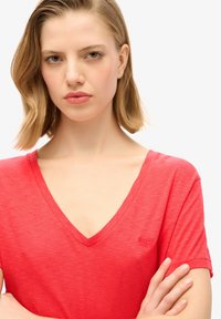 Superdry & Co EMBROIDERED V NECK  - Camiseta básica - cherry red
