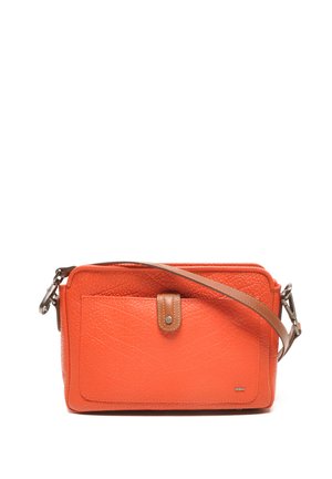 Oranje leren crossbody tas met een gestructureerde afwerking, bruine leren accenten, verstelbare schouderband en een voorvak dat met een drukknoop is beveiligd.