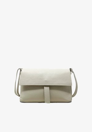 Sac bandoulière en cuir gris clair avec une surface texturée, rabat pliant et une sangle élégante pour le transport. Forme rectangulaire compacte.