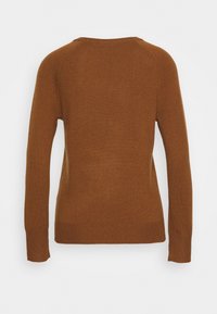 Brauner Strickpullover, Rundhalsausschnitt, lange Ärmel, gerippte Bündchen und Saum, glatte Textur, schlichte Rückansicht.