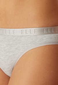Lichtgrijze katoenen slips met een gladde textuur, voorzien van een brede elastische tailleband met het merknaam "ELLE" erop gedrukt.