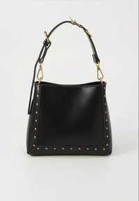 Fekete bőr kézitáska struktúrált formával, arany szegecs díszítéssel az oldalakon és rövid vállpánttal fémes kiegészítőkkel.