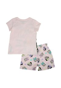 T-shirt rose pâle à manches courtes associée à un short rose avec un motif de visages de dessins animés et de papillons aux couleurs pastel.