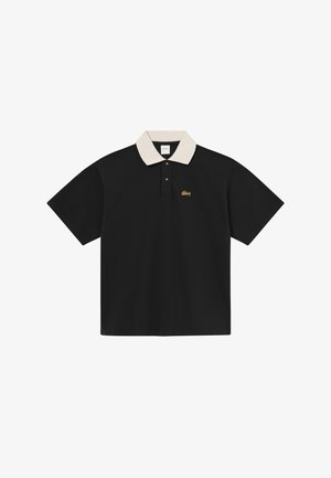 Fekete rövid ujjú galléros póló bézs színű gallérral és kétgombos nyílással, bal mellrészen apró sárga hímzett logóval.