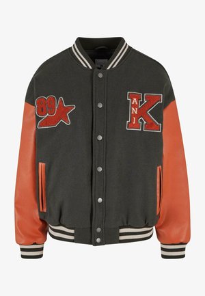 Textūruotas juodas vilnos mišinio varsity švarkas su oranžinėmis odinėmis rankovėmis, siuvinėtais ženklais, snap mygtukais ir dryžuotais elastiniais rankogaliais bei apykakle.