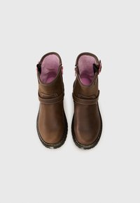 Brune lær ankle boots med en glat tekstur, lyserød foring og en lynlås i siden. Har en horisontal strop og gule syninger.