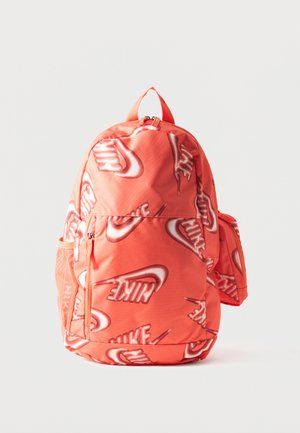 Sac à dos corail vif avec plusieurs grands logos Nike blancs et corail, poche avant zippée, poche latérale en mesh et boucle de poignée supérieure.