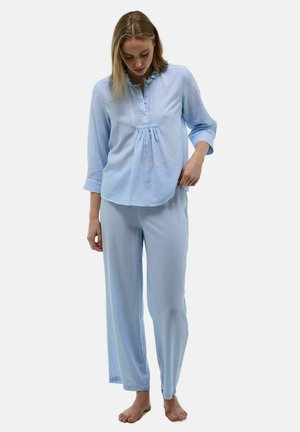 Ensemble de pyjama rayé bleu clair avec un col à volants, des boutons sur le devant et des manches trois-quarts ; pantalon ample avec une jambe droite.