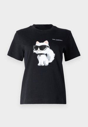 Musta puuvillapaita, jossa on grafiikka valkoisesta kissasta aurinkolaseissa. Suunnittelussa on hienovaraista yksityiskohtaisuutta ja teksti "KARL LAGERFELD."
