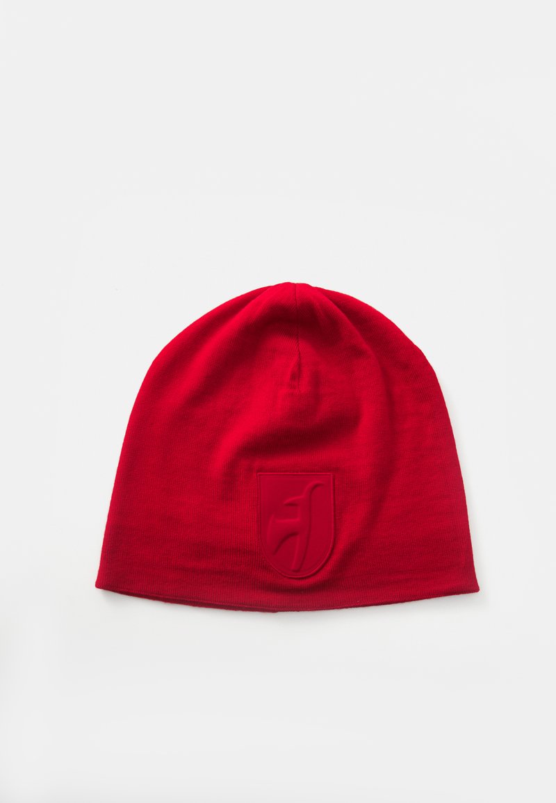 Czerwona dzianinowa czapka beanie o gładkiej fakturze, z wyraźnym logo na wypukłym patchu w centralnej części. Projekt jest dopasowany i zwężany na górze.
