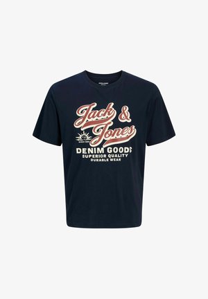 Sötétkék pamut póló, nagy grafikával, piros és fehér szöveggel, ami ezt mondja: "Jack & Jones Denim Goods Superior Quality."