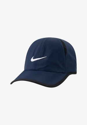 Marineblaues Baseballcap aus leichtem Material mit weißem Nike-Swoosh-Logo und seitlichen Mesh-Einsätzen; mit schwarzem Schirmrand.