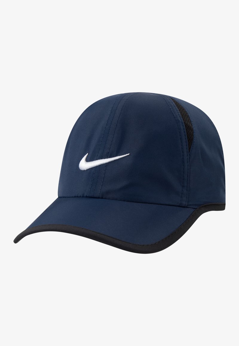 Sötétkék baseballsapka könnyű anyagból, fehér Nike swoosh logóval és hálós oldalsó panelekből; fekete karimájú.