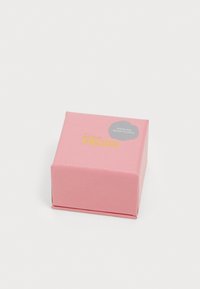 Roze verpakkingsdoos met een matte afwerking, met "Fine Pieces" in gele tekst en een grijze label met de tekst "Sterling Silver Plated."