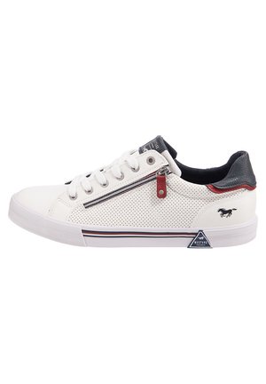 Baskets blanches perforées avec un accent bleu marine et rouge sur le talon, dotées d'une fermeture éclair sur le côté et d'un logo triangulaire sur le côté.
