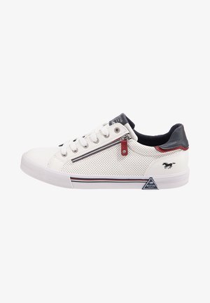 Weiße, perforierte Turnschuhe mit einem dunkelblauen und roten Akzent an der Ferse, ausgestattet mit einem seitlichen Reißverschluss und einem dreieckigen Logo an der Seite.