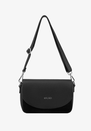 Borsa a tracolla in pelle nera con tracolla regolabile, chiusure in argento e logo RYŁKO sulla patta anteriore.