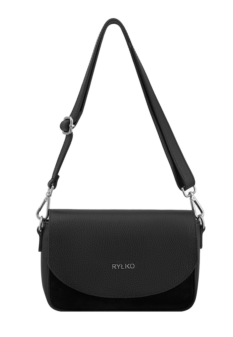Bolso de hombro de cuero negro con correa ajustable, broches de plata y logo de RYŁKO en la tapa frontal.