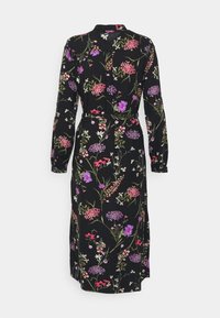 Svart blommig klänning med långa ärmar, hög halsringning och bälte i midjan. Tyget har flerfärgade blommönster över hela.