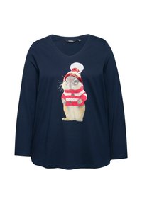 Marineblaues Langarm-V-Ausschnitt-Shirt mit einem Grafikdruck eines Kaninchens, das einen rot-weißen gestreiften Pullover und einen roten Paillettenhut trägt.