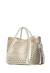 Borsa tote in plastica beige con un motivo a rete, robusti manici doppi e una tracolla staccabile con accenti del logo. Presenta un ampio interno.