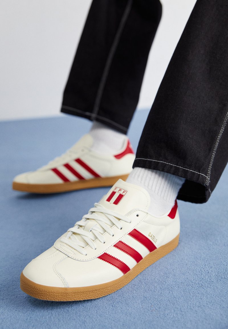adidas Originals GAZELLE UNISEX - Trainers - off white/team power red 2/off-white  - Zalando
