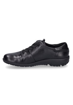 Baskets en cuir noir avec un bout rond, une surface texturée, un système de laçage et une semelle en caoutchouc robuste pour une bonne adhérence et durabilité.