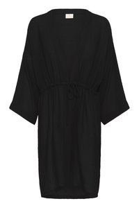 Svart kimono-liknande överdrag med vida ärmar. Har V-ringning och dragsko i midjan för justerbar passform. Tillverkat av lättviktigt tyg.