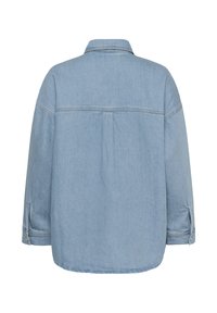 Hellblaue Jeansjacke, von hinten gezeigt, mit langen Ärmeln, geknöpften Manschetten und einer zentralen Rückenfalte unter der Passe naht.