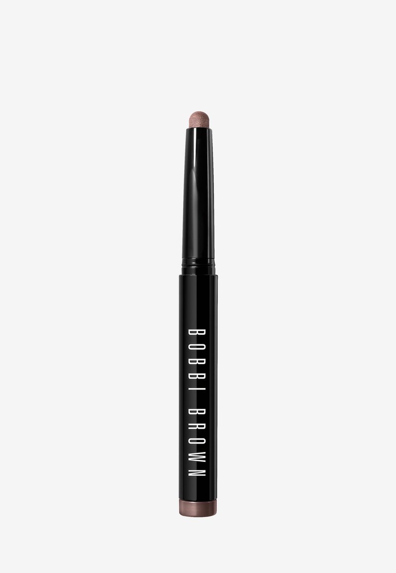 Bobbi Brown oogschaduwstick in een zwarte behuizing met witte tekst, met een afgeronde, bronskleurige punt en een zachte textuur.