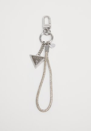 Porte-clés en argent avec une étiquette triangulaire GUESS, ornée de strass et d'une chaîne tressée. Comprend un mousqueton pour la fixation.