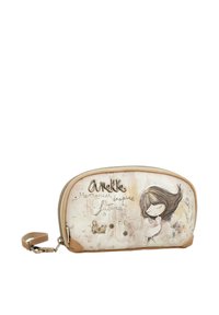 Funda de tela beige con forma redondeada, que presenta una ilustración de una niña y un gato, texto decorativo y acentos plateados.