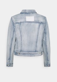 Světle modrá džínová bunda s klasickým střihem, s špičatým límcem, zadním dílem yoke a obdélníkovou značkovou nášivkou uprostřed nahoře.