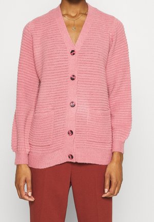 Cardigan in maglia rosa con scollo a V, texture a coste, chiusura con sei bottoni e due tasche frontali. Presenta maniche a palloncino e bottoni lucidi.