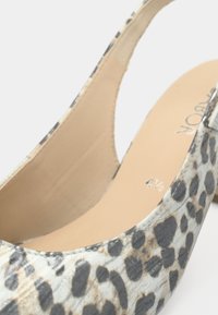 Μπεζ παπούτσι slingback με μοτίβο λεοπάρδαλης σε μαύρο και γκρι και μεσαίου ύψους τακούνι, μέγεθος σημειωμένο ως 4½ εσωτερικά.