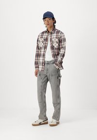 Jack & Jones JJIEDDIE PAINTER - Blugi loose fit - grey denim