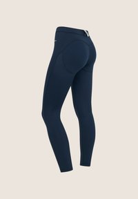 Merenk泡 leggingsit ovat valmistettu sileästä ja joustavasta kankaasta, niissä on korkea vyötärö ja muotoilevat saumat, jotka tarjoavat ergonomisen mitoituksen ja mukavuutta.