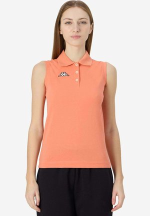 Polo senza maniche, colore corallo chiaro, tessuto in misto cotone, pattina a due bottoni, logo nero sul petto, texture liscia, vestibilità casual.