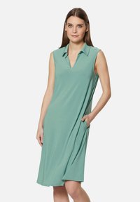 Ärmelloses Kleid in hellem Türkis, mit Kragen, V-Ausschnitt, Seitentaschen und einer lockeren Passform aus weichem, glattem Stoff.